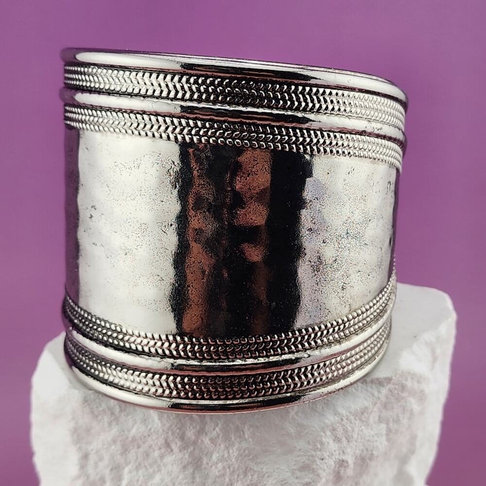 Vintage Silver Tone Wide Hammered Rope Edge Open Cuff Bracelet Statement Boho